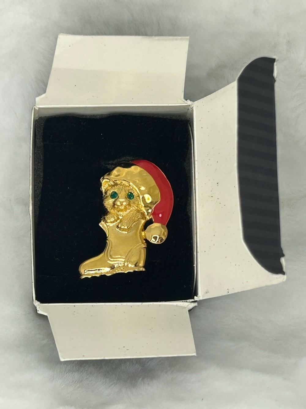 AVON HOLIDAY CAT IN BOOT PIN